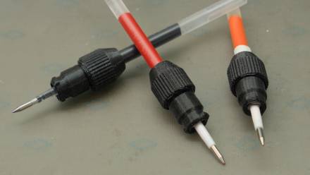 Drei 3D-gedruckte Minenhalter, bereit in den Plotter gespannt zu werden.