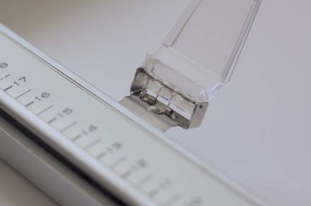 Sicht von oben auf den Stifthalter des 7045A im hochgeklappten Zustand. Ein gebogenes Stück Federstahl im Scharnier ist zu sehen.