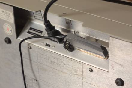 Rückseite des Plotters mit eingesteckter Adapterplatine (nun im Gehäuse).