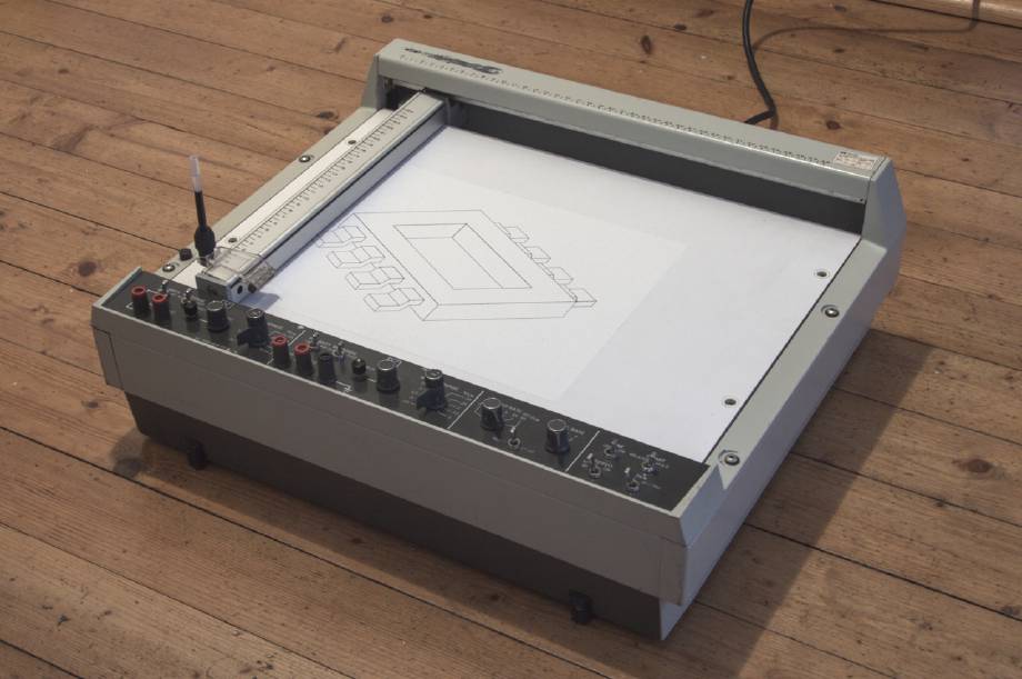 Der HP 7045A. Er steht auf dem Boden und hat soeben das Logo dieser Webseite geplottet. Ein 3D-gedruckter Stiftminenadapter hält eine MUJI-Mine.