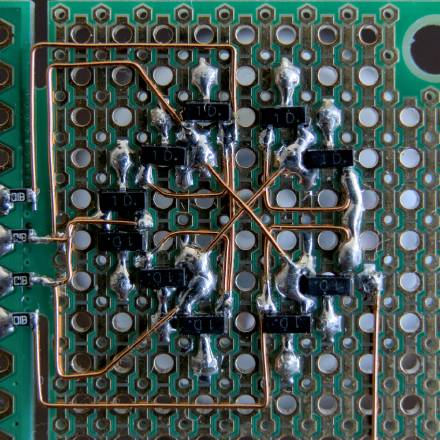 Unterseite der Platine mit zehn in einem Kreis angeordneten SOT-23-Transistoren, deren Pins mit Kupferlackdraht mit vier SMD-Widerständen verbunden sind.