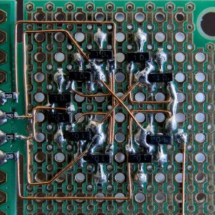 Unterseite der Platine mit zehn in einem Kreis angeordneten SOT-23-Transistoren, deren Pins mit Kupferlackdraht mit vier SMD-Widerständen verbunden sind.